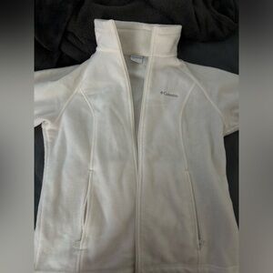 columbia white fuzzy jacket with pockets !